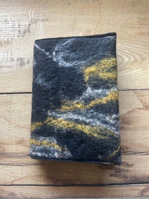 Vilten boekenhoes antraciet met goud